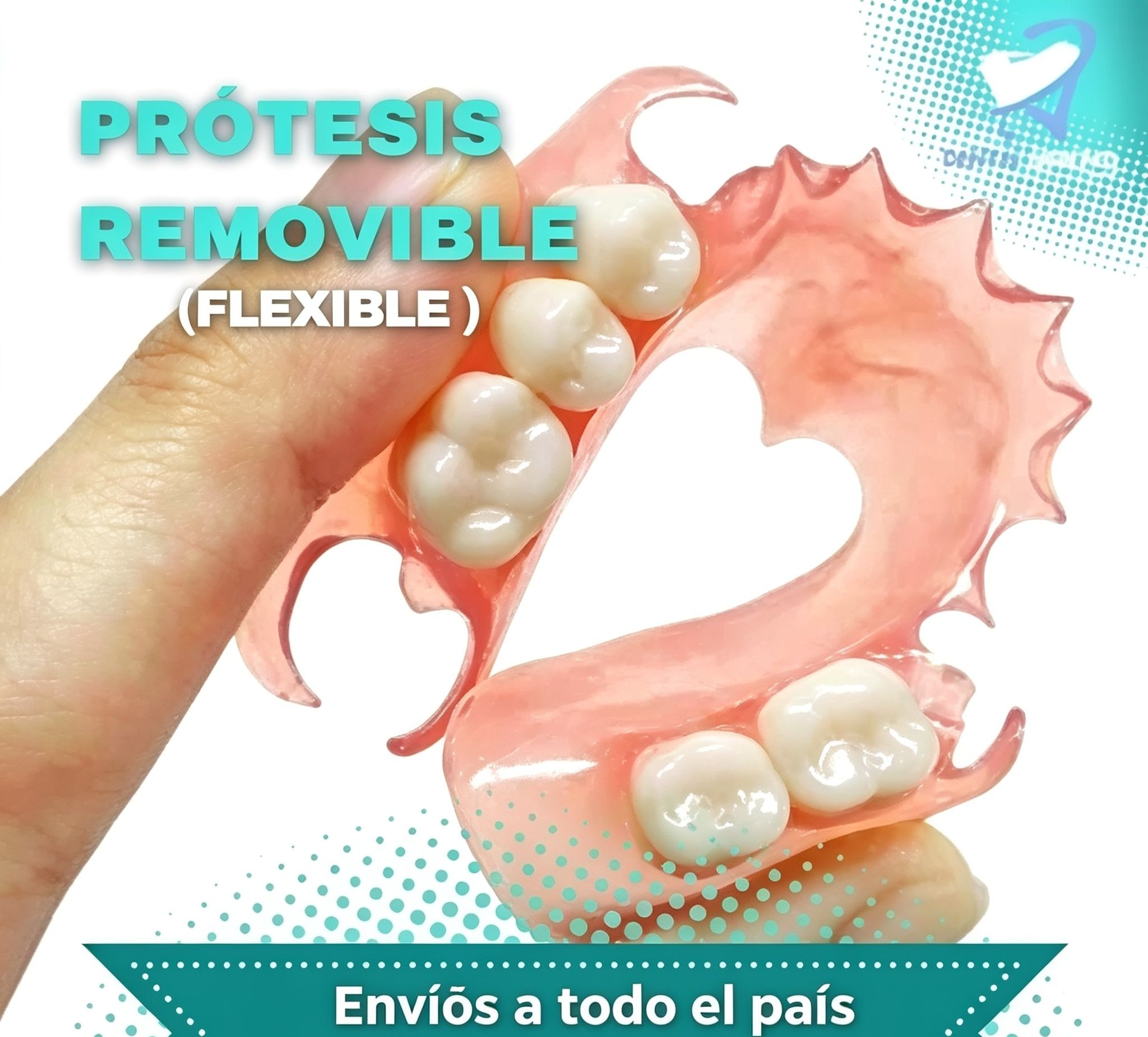 Prótesis dental removible flexible sostenida en la mano, mostrando el detalle de las piezas dentales